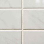 Zbliżenie białych prostokątnych płytek ceramicznych z jasnymi fugami